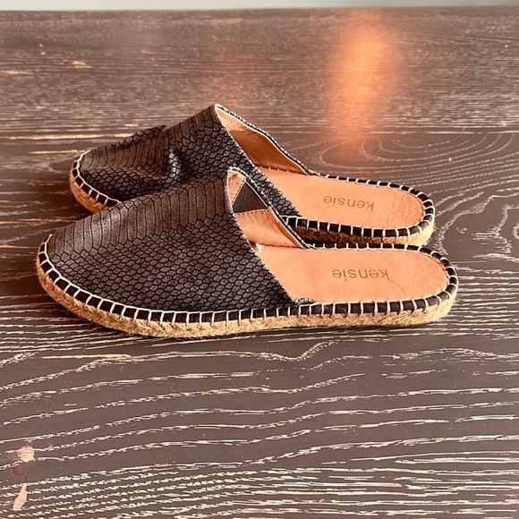 Kensie Hensley Grey Faux Snake Leather Slide Espadrille Sandals Size 7.5 - Picture 3 of 4